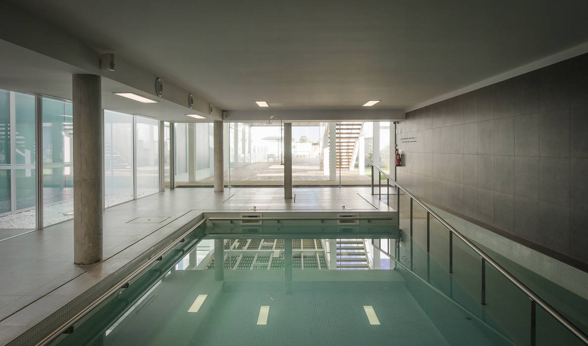 piscina interior - Edifício Central guedes cruz arquitectos Piscinas mediterrânicas