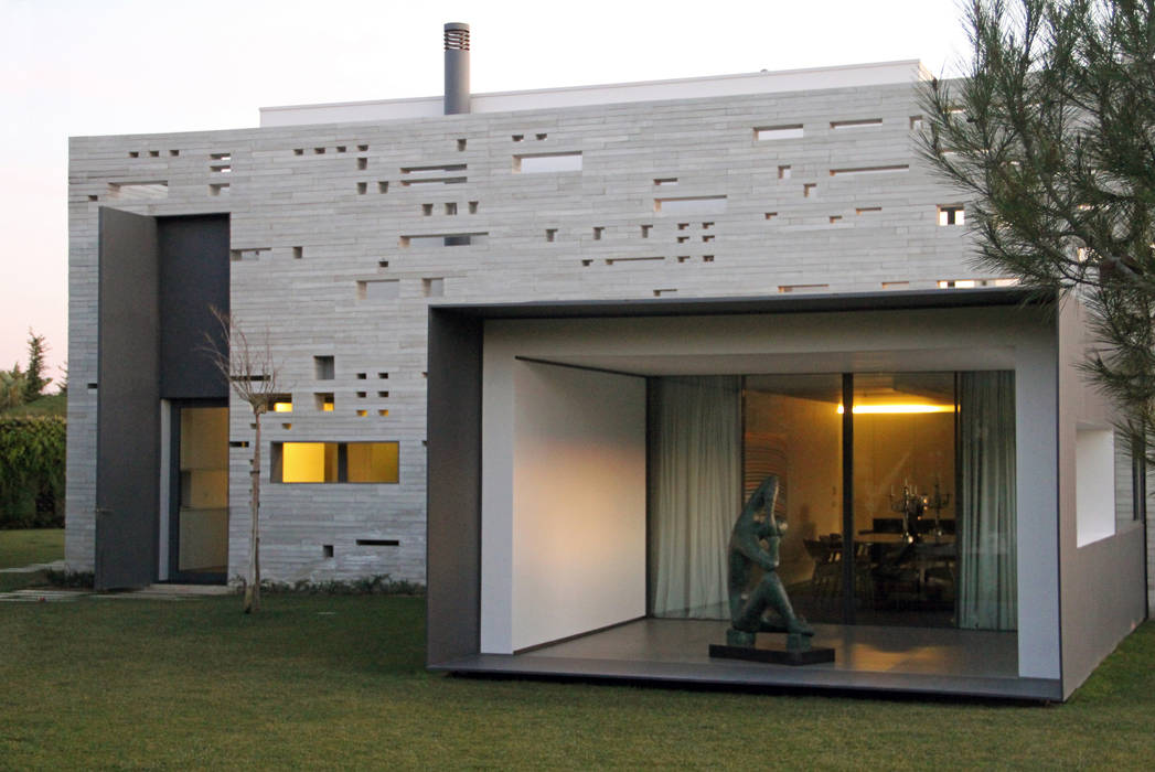 Lifting House, guedes cruz arquitectos guedes cruz arquitectos ミニマルデザインの ダイニング