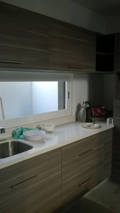 Cocina con cubierta de quarzo en tono blanco ártico , k4bim k4bim