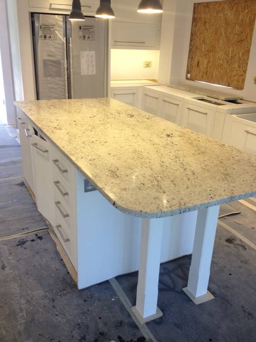 Colonial White Granite Marbles Ltd Cocinas de estilo moderno