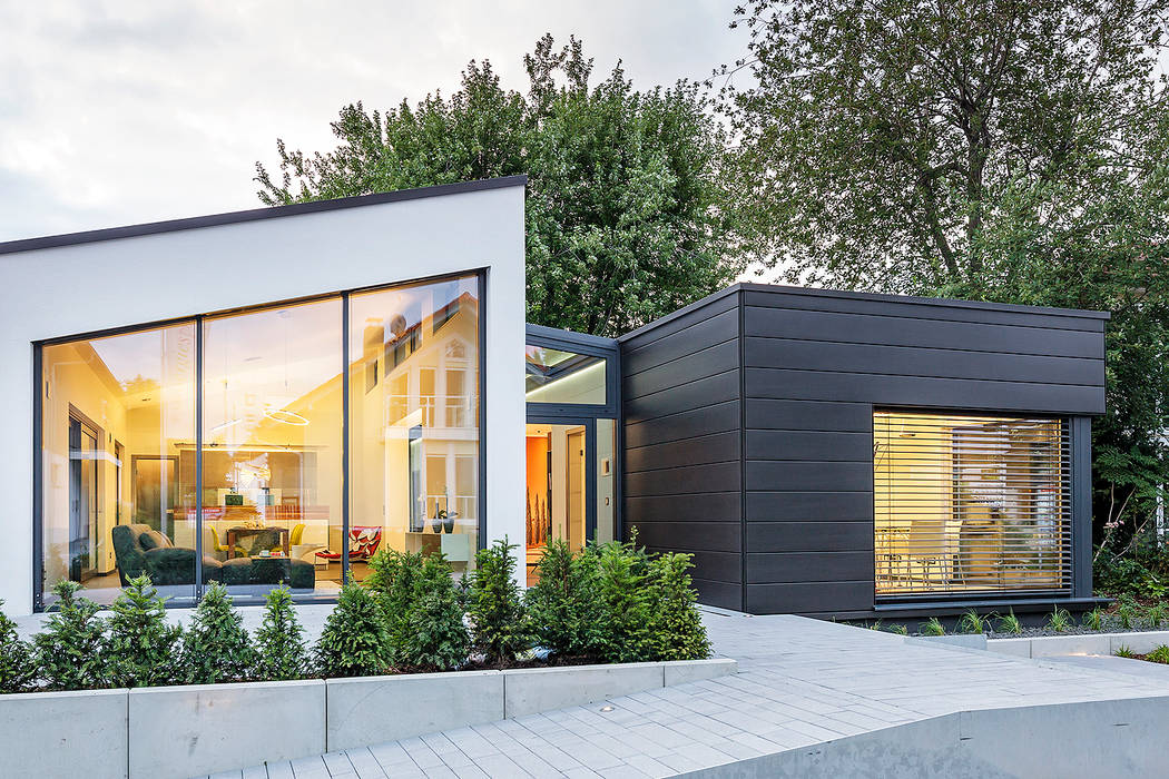 LUXHAUS Musterhaus Stuttgart, Lopez-Fotodesign Lopez-Fotodesign Moderne Häuser Pflanze,Eigentum,Gebäude,Himmel,Wolke,Schatten,Baum,Leuchte,Wohngebiet,Immobilie