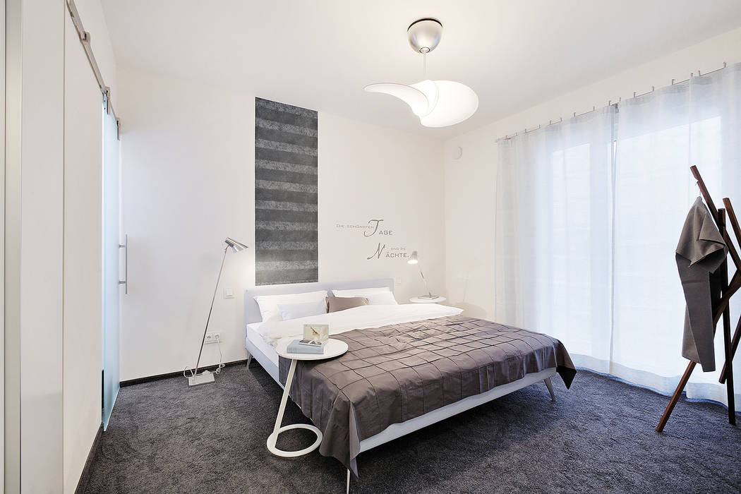 LUXHAUS Musterhaus Nürnberg, Lopez-Fotodesign Lopez-Fotodesign Modern style bedroom Grey