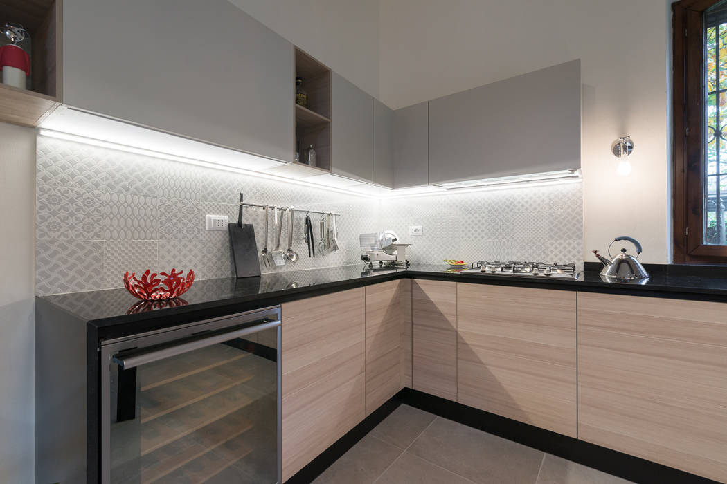 Lo scrigno dal cuore contemporaneo, B+P architetti B+P architetti Cucina moderna utensili cucina,illuminazione cucina,illuminazione a LED