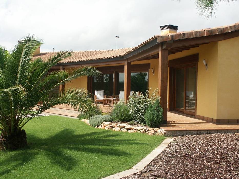 Casa con estructura de madera JRM, RIBA MASSANELL S.L. RIBA MASSANELL S.L. Mediterrane huizen