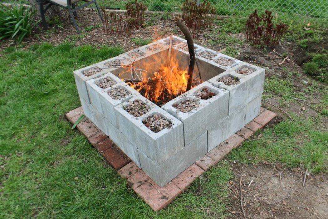 Ideas de reciclaje con bloques de hormigón, Jara y Olmo S.L Jara y Olmo S.L 庭院 磚塊 火坑與燒烤