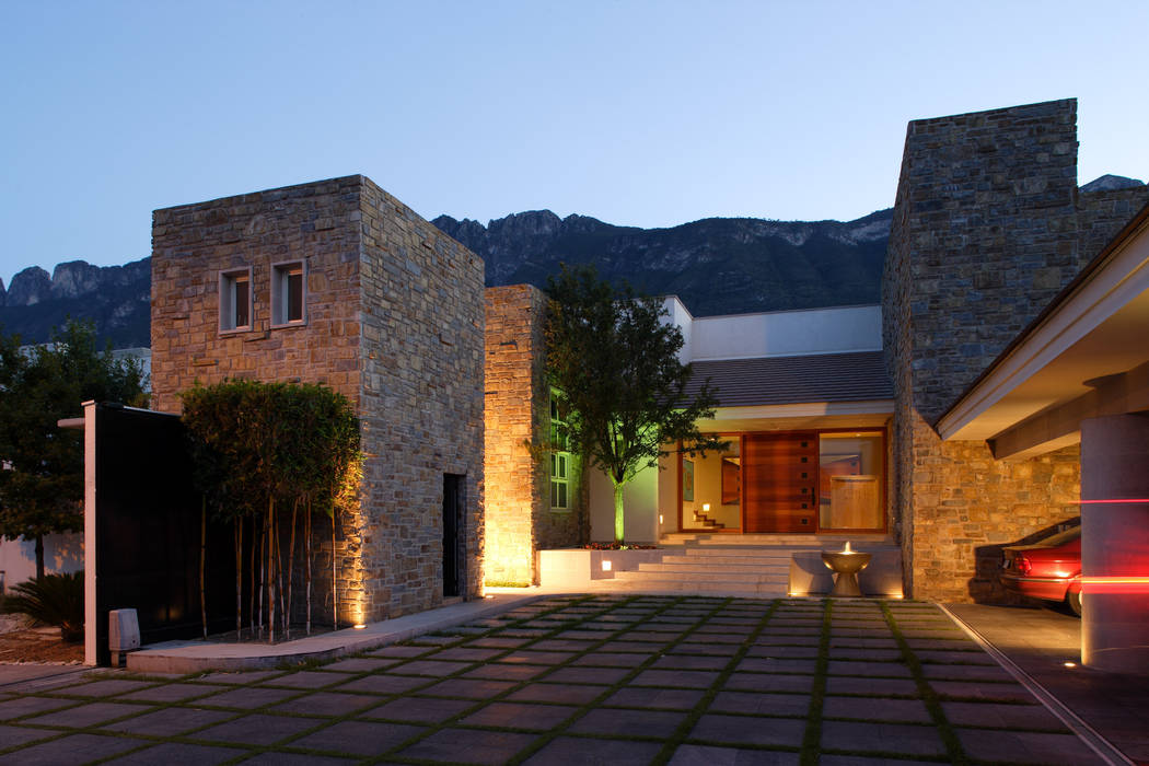 Casa Santa Clara, Portico Arquitectura + Construcción Portico Arquitectura + Construcción Colonial style house Stone