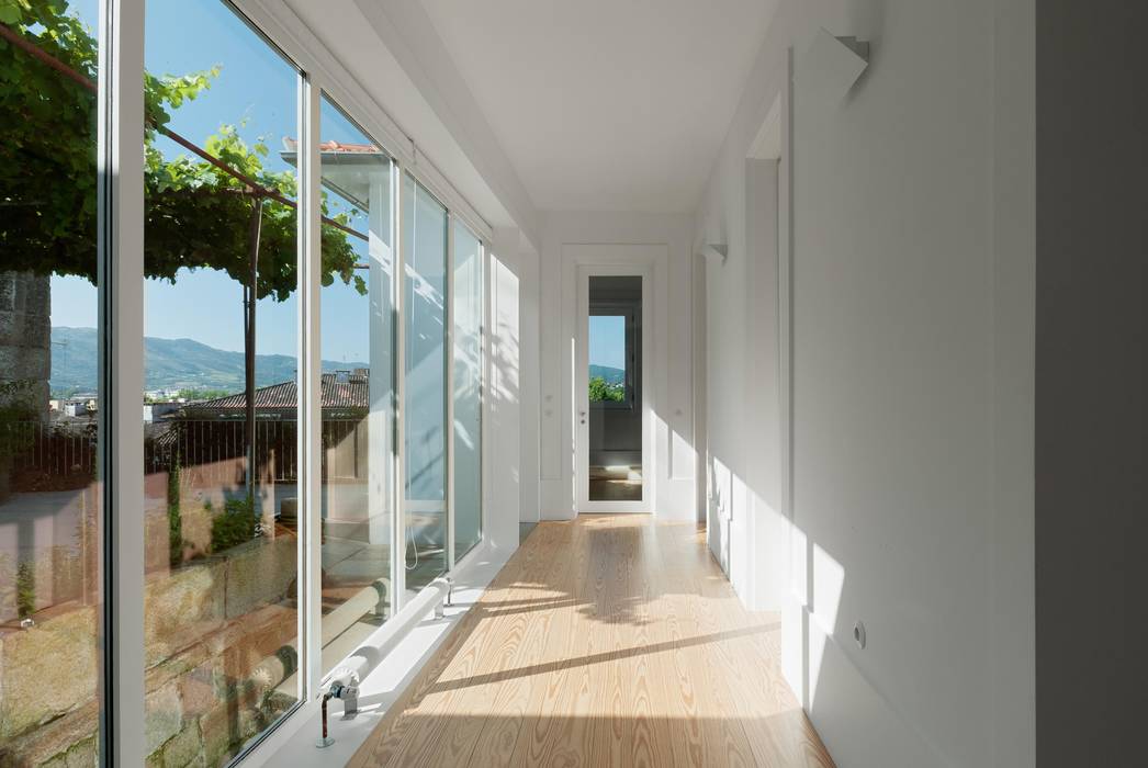 Casa em Chaves, bAse arquitetos bAse arquitetos Modern Corridor, Hallway and Staircase