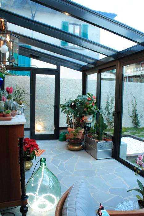 Una Serra solare: Veri manufatti architettonici in un unico punto, STUDIO MORALDI STUDIO MORALDI Giardino d'inverno moderno Pianta,Proprietà,Vaso di fiori,Costruzione,Pianta della casa,Azzurro,Fiore,Interior design,Illuminazione,Architettura