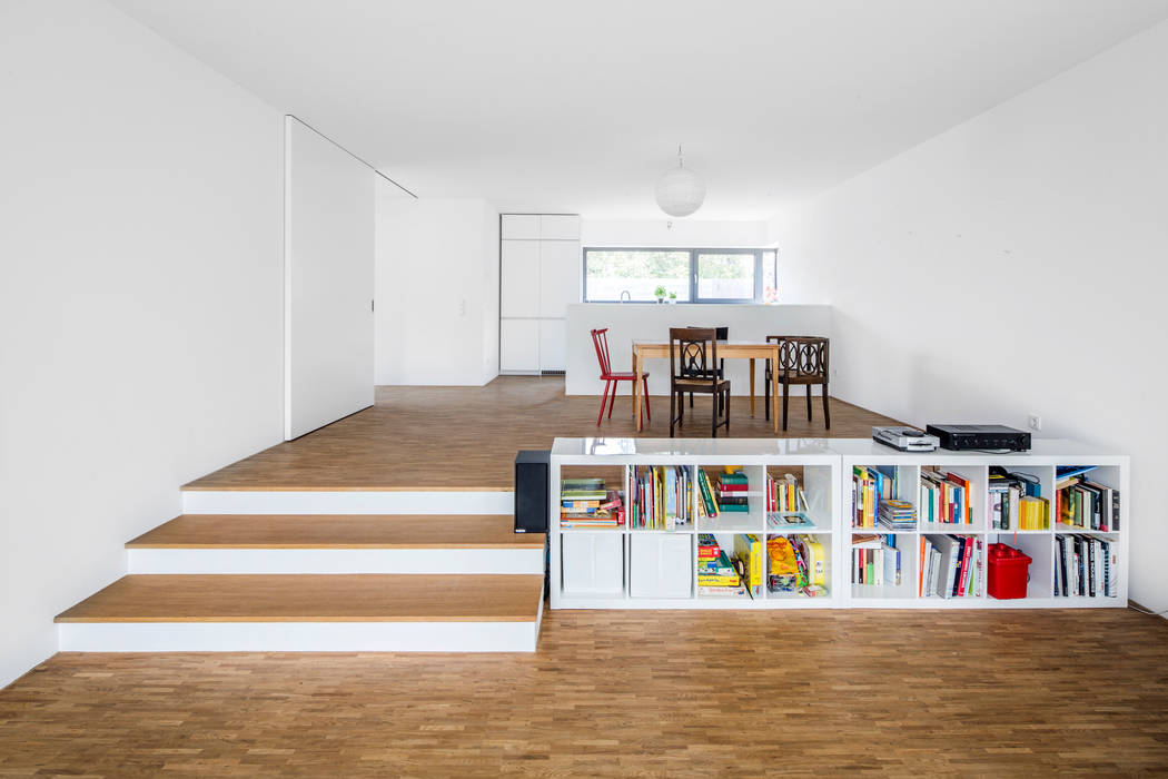 Wohnhaus Weiß, Corneille Uedingslohmann Architekten Corneille Uedingslohmann Architekten Modern dining room