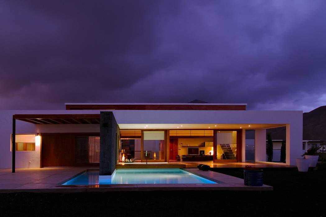 Vivienda Unifamiliar en Lanzarote, ADAC Arquitectura ADAC Arquitectura Casas de estilo moderno Nube,Cielo,Edificio,Propiedad,Ventana,Planta,Puerta,Piscina,casa,Diseño de interiores