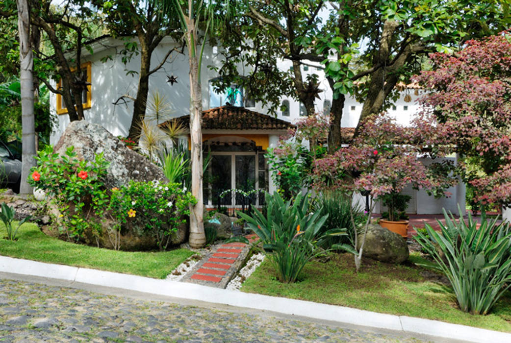 LA FACHADA Excelencia en Diseño Casas de estilo colonial Ladrillos