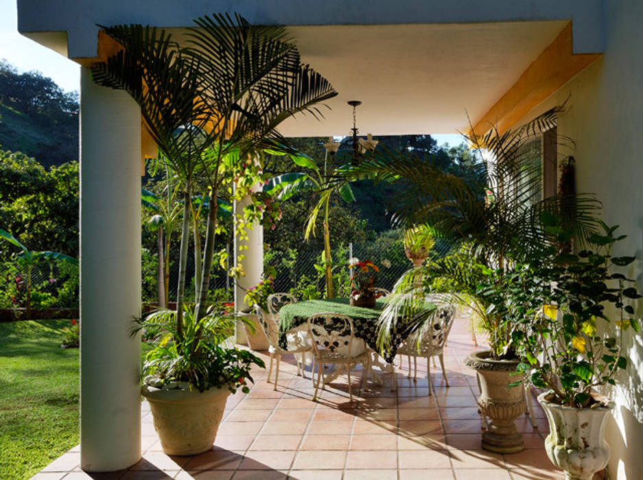 CASA UVIÑA, Excelencia en Diseño Excelencia en Diseño Colonial style balcony, veranda & terrace Bricks