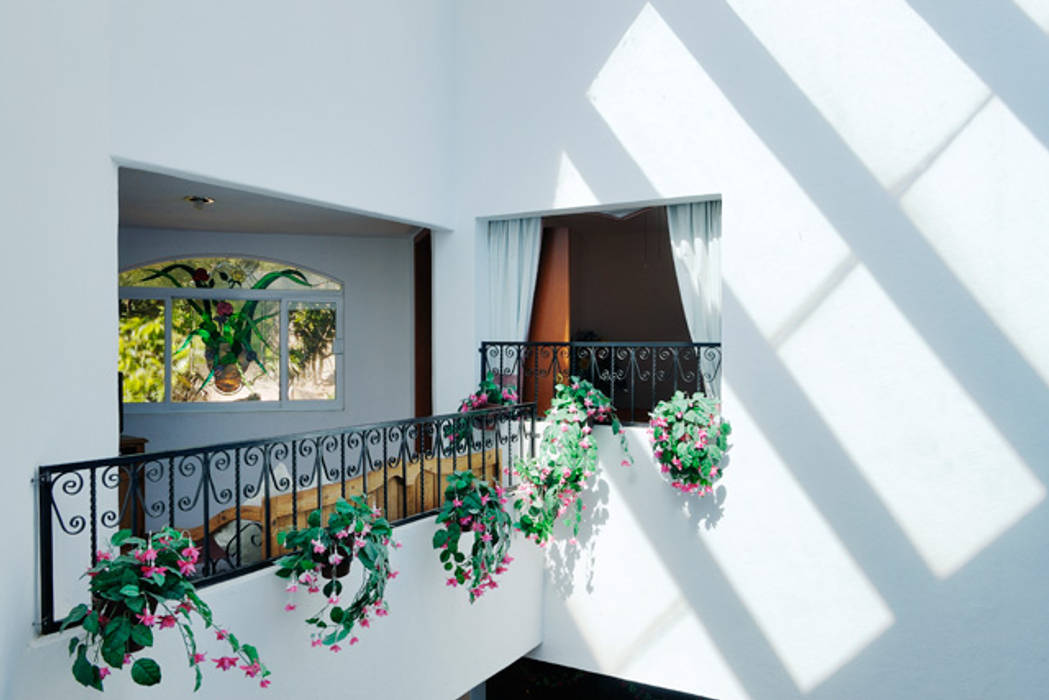 pasillo con vista ala doble altura Excelencia en Diseño Pasillos, vestíbulos y escaleras coloniales Hierro/Acero