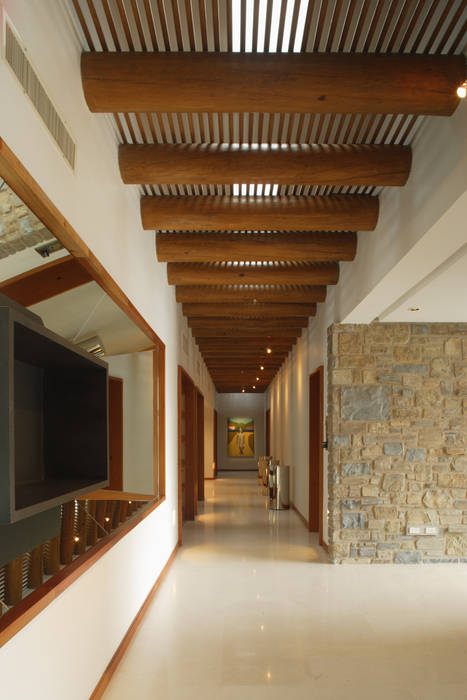 Casa Santa Clara, Portico Arquitectura + Construcción Portico Arquitectura + Construcción Colonial style corridor, hallway& stairs Solid Wood Multicolored