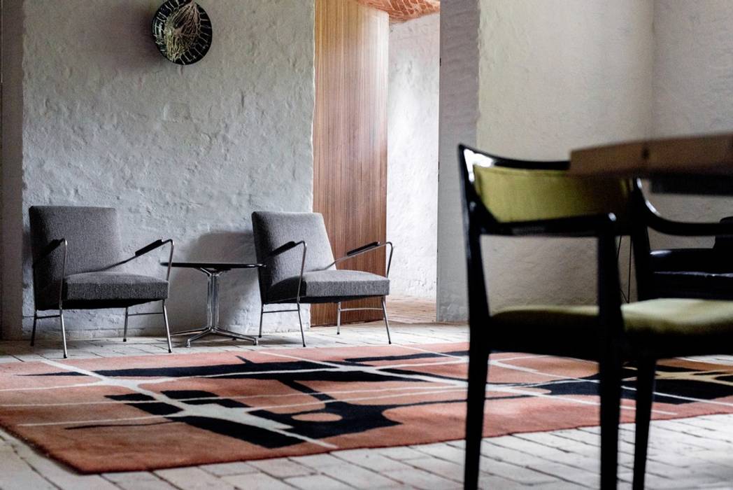 Salon z cegłą na podłodze Loft Kolasiński Eklektyczna piwnica win Cegły
