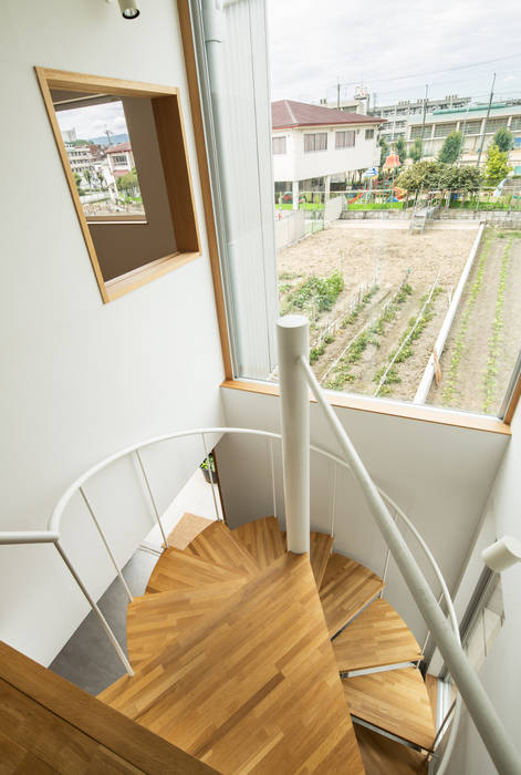 長尾元町の家, 藤森大作建築設計事務所 藤森大作建築設計事務所 Modern Corridor, Hallway and Staircase