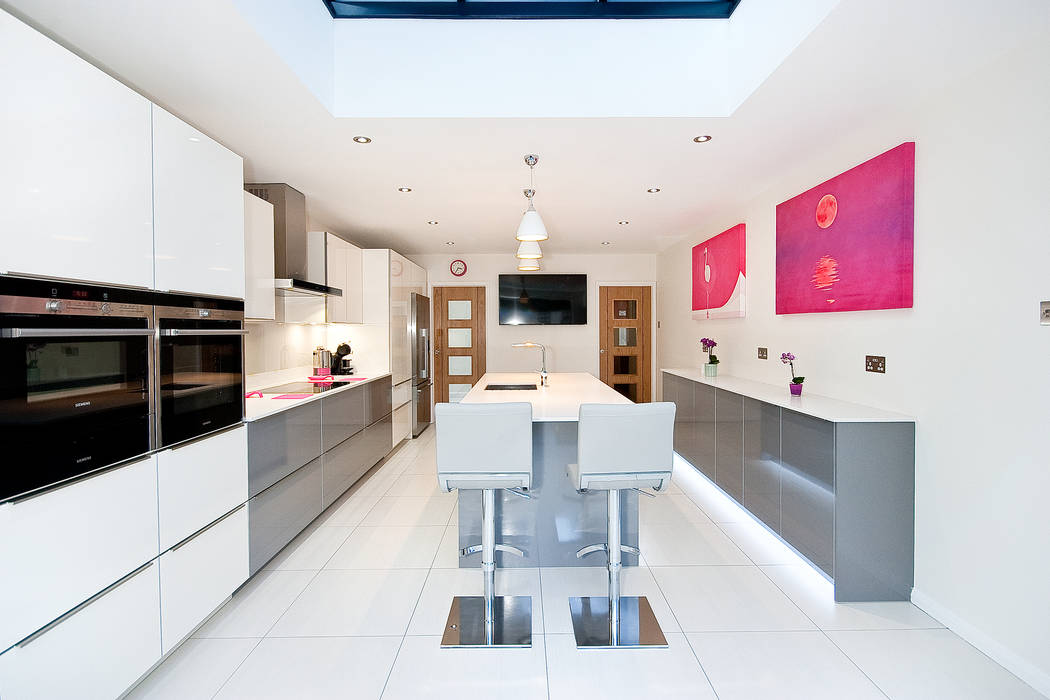 White and Grey High Gloss with a Touch of Pink Kitchen Co-Ordnation Cocinas modernas Cuarzo