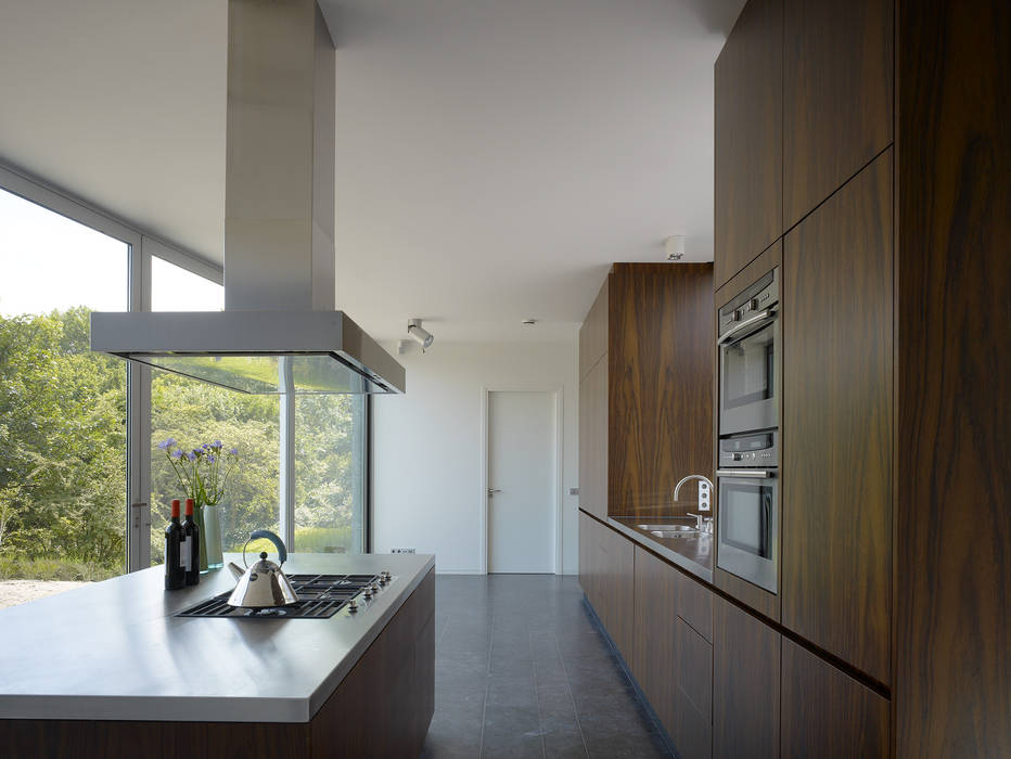 Villa in de duinen, Hoek van Holland, De Zwarte Hond De Zwarte Hond Modern kitchen Wood Wood effect