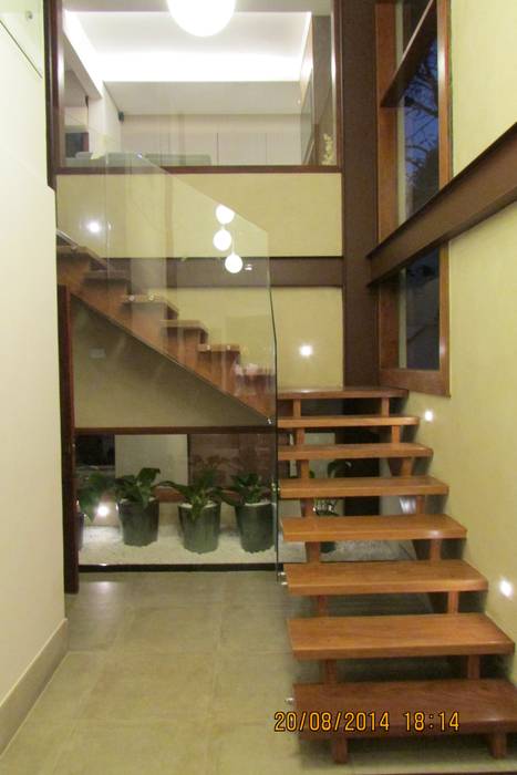 Casa Alto de Pinheiros, Ana Donadio Arquitetura Ana Donadio Arquitetura Corredores, halls e escadas modernos