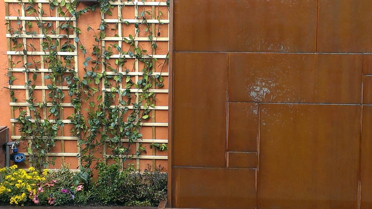 Un muro decorado con fuente de acero corten, El creador de paisajes El creador de paisajes Jardins modernos Acessórios e decoração