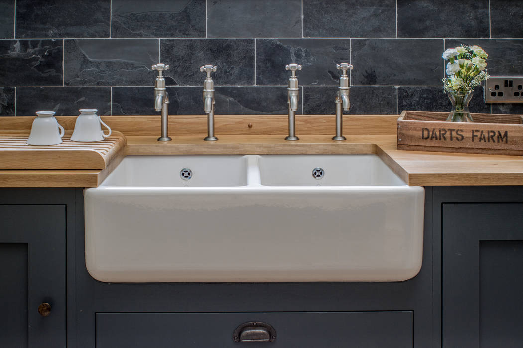 Cotswold Chapel Kitchen homify Landhaus Küchen Massivholz Mehrfarbig belfast sink,farmhouse sink,slate splashback,double sink,bibcock taps,farrow & ball,down pipe,shaker style,oak cabinets,oak worktop