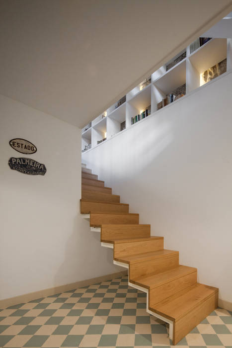 Casa Cedofeita, Floret Arquitectura Floret Arquitectura Corredores, halls e escadas modernos