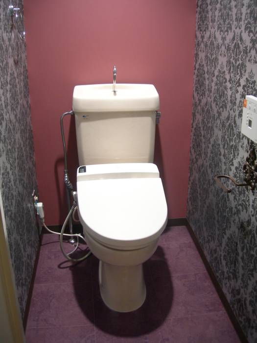 トイレもクライアントがどこか海外旅行に行ったときの印象に残っている壁紙にしたい という要望 探すのに苦労しました 北欧スタイルの お風呂 バスルーム の インテリア研究事務所 北欧 Homify