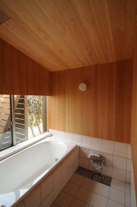 浴室と坪庭 加藤武志建築設計室 オリジナルデザインの 多目的室 木 木目調
