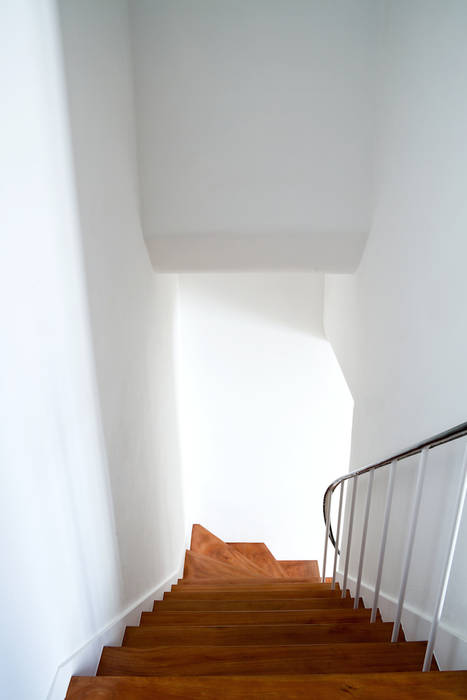 moradia JE, involve arquitectos involve arquitectos Modern corridor, hallway & stairs