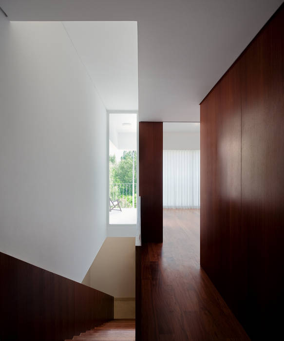 3 Casas para 3 Irmãs, BICA Arquitectos BICA Arquitectos Corredores, halls e escadas minimalistas