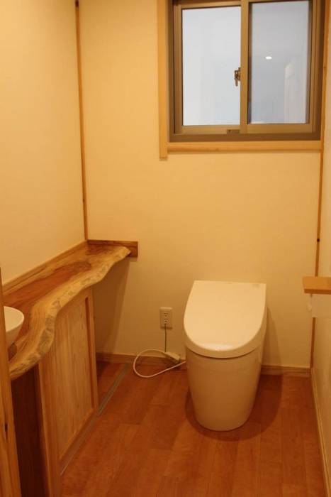 日本のスイスに建つ家, 株式会社粋の家 株式会社粋の家 Kamar Mandi Gaya Eklektik Tembikar Toilets