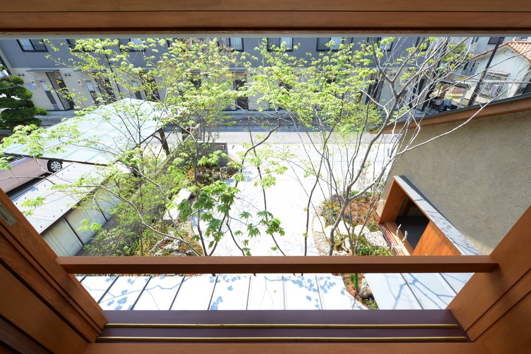 小さな森に佇む住まい Okayama N_House, バウムスタイルアーキテクト一級建築士事務所 バウムスタイルアーキテクト一級建築士事務所 Dormitorios de estilo moderno