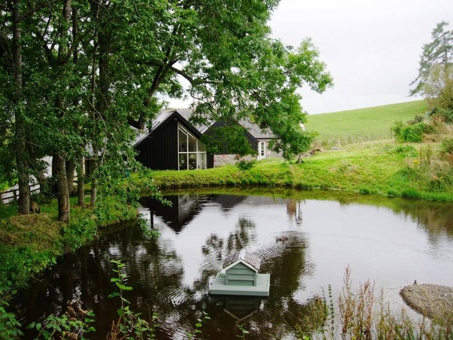 Duck Pond Roundhouse Architecture Ltd Country style garden