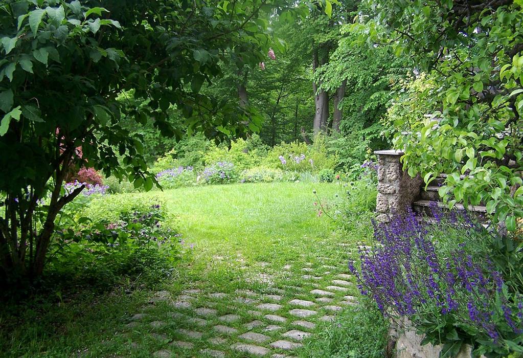 Landhausgarten in Oberbayern, Verena Höhberger Landschaftsarchitektin Verena Höhberger Landschaftsarchitektin Garten im Landhausstil Anlage,Blume,Natürliche Landschaft,Landpflanze,Baum,Holz,Gras,Bodendecker,Strauch,Landschaft