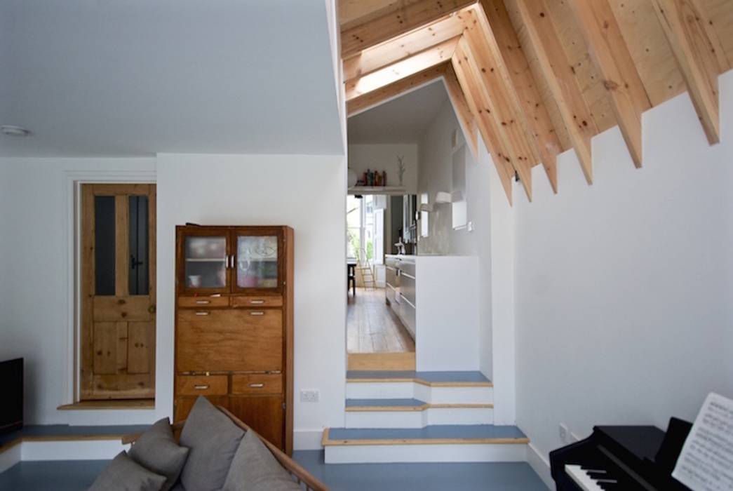 The kitchen is central to an open plan floor plan Forrester Architects 모던스타일 거실