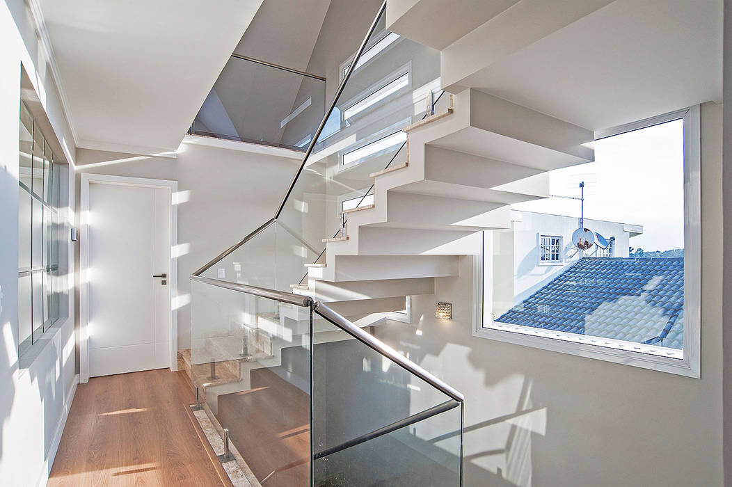 Casa 581, Patrícia Azoni Arquitetura + Arte & Design Patrícia Azoni Arquitetura + Arte & Design Modern corridor, hallway & stairs