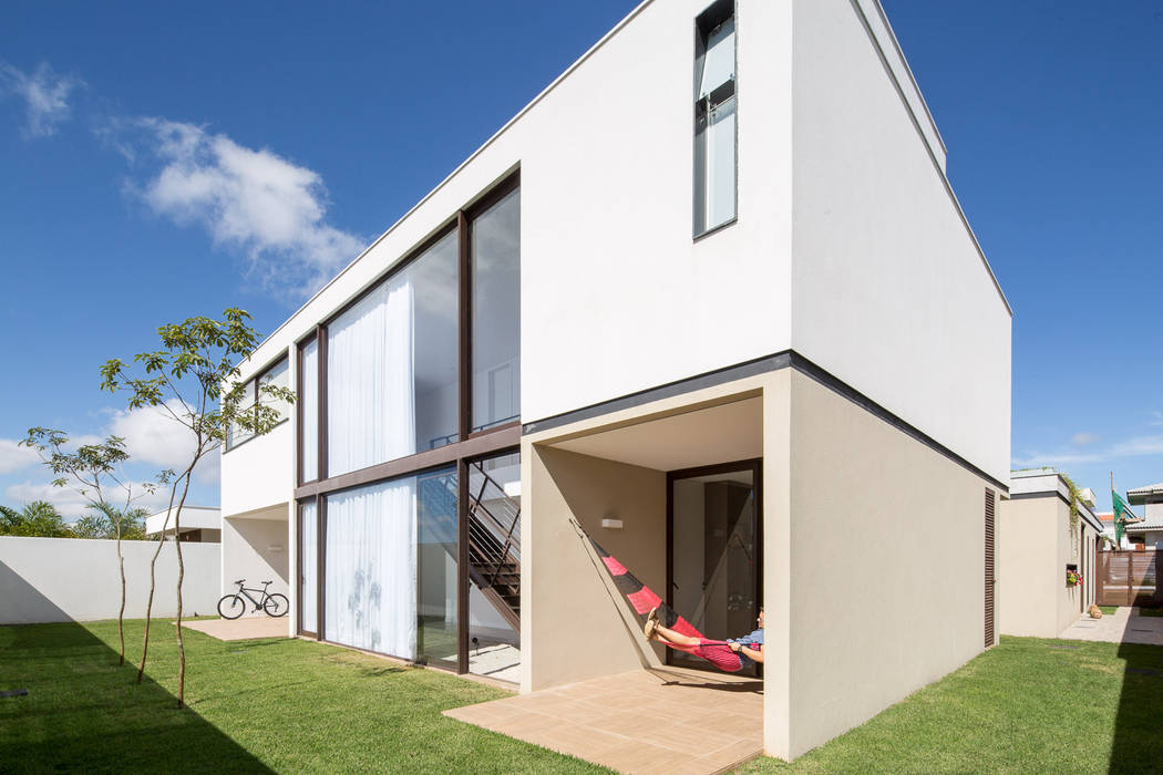 Casa R&D - Esquadra Arquitetos + Yi arquitetos homify Casas modernas Céu,Construção,Nuvem,Plantar,Lote de terra,Sombra,Design de interiores,Árvore,Design urbano,Janela