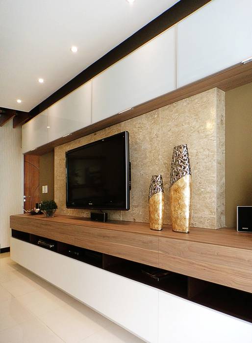 Painel de TV em Bege Bahia e MDF com vidro CARDOSO CHOUZA ARQUITETOS