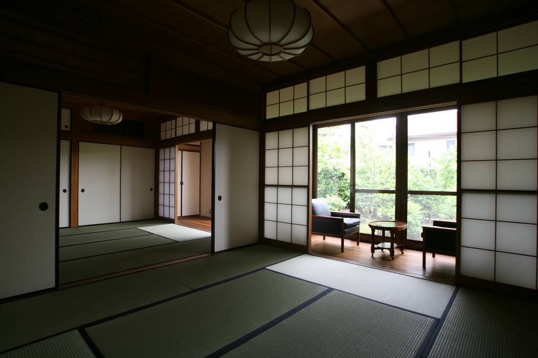Kawanayama House (Renovation) Sakurayama-Architect-Design 和風デザインの 多目的室 窓,建物,フィクスチャ,植物,シェード,木,ドア,家,インテリア・デザイン,フローリング
