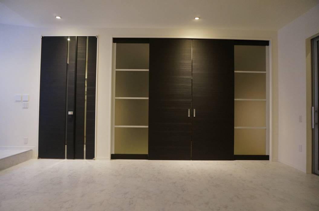 白の中に存在感の大きな黒の扉 Diomano設計 モダンデザインの リビング 木 白色 Homify