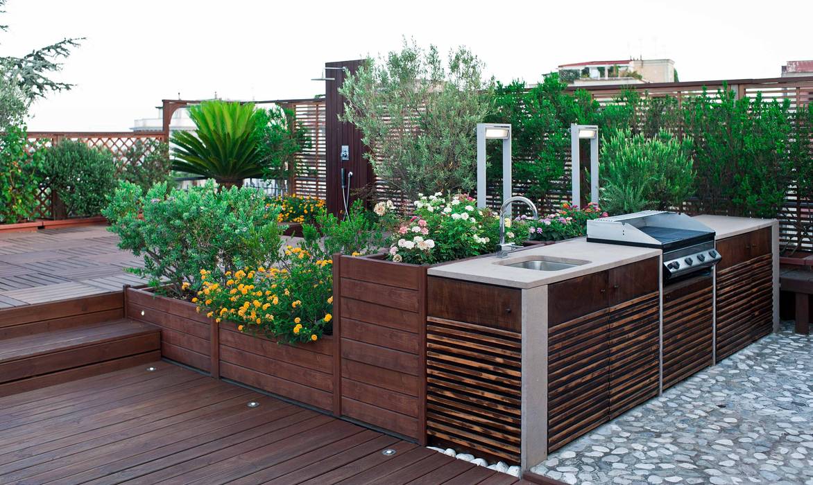 LA TERRAZZA DEI SENSI, architetto Lorella Casola architetto Lorella Casola Balcone, Veranda & Terrazza in stile mediterraneo Fiore,Pianta,Comunità di piante,Costruzione,Botanica,Legna,Mobili da esterno,Architettura,Erba,Vegetazione