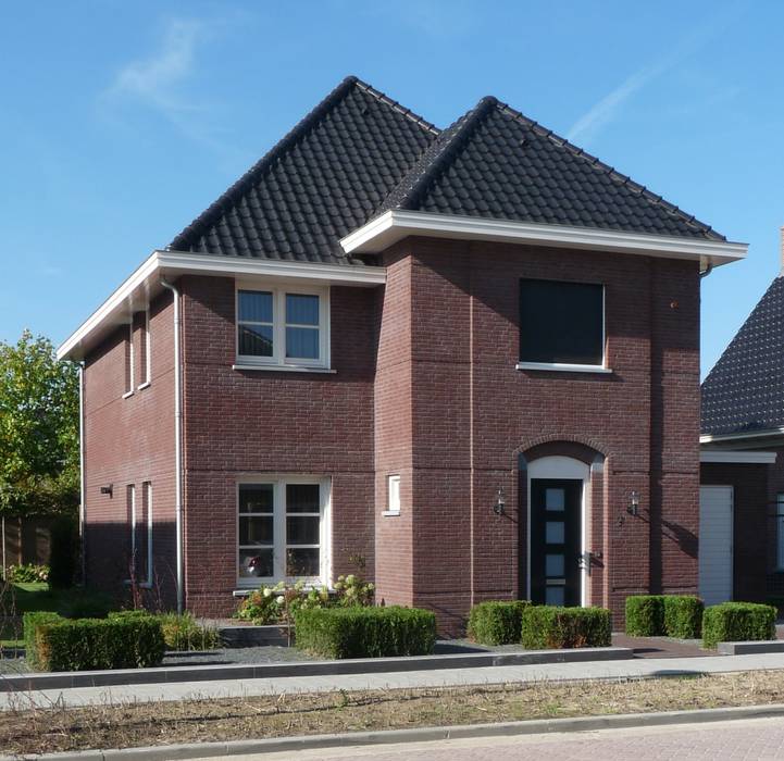 Vooraanzicht nieuwbouw villa Velddriel Villa Delphia Klassieke huizen Plant,Lucht,Gebouw,Venster,huis,Weg oppervlak,Armatuur,Steen,woongebied,Metselwerk