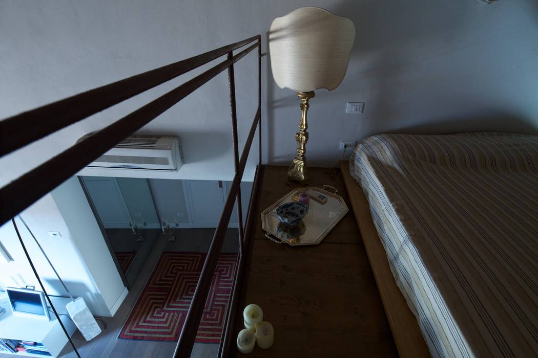 Il soppalco cristina mecatti interior design Camera da letto moderna