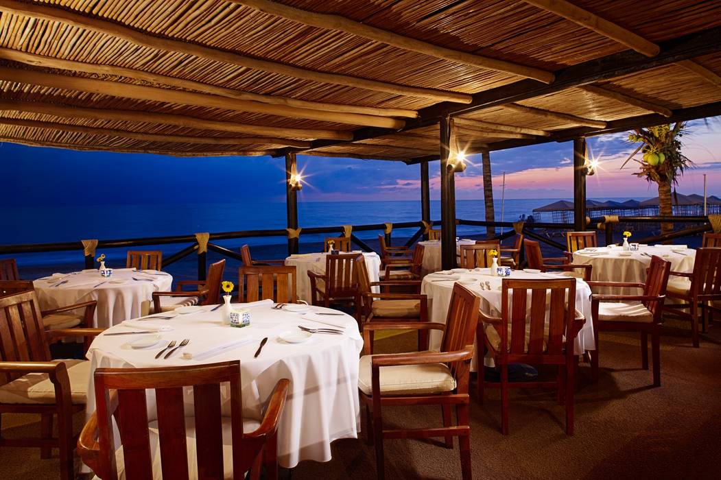 VELAS VALLARTA / VELAS RESORTS, MC Design MC Design Eclectic style dining room Solid Wood Multicolored