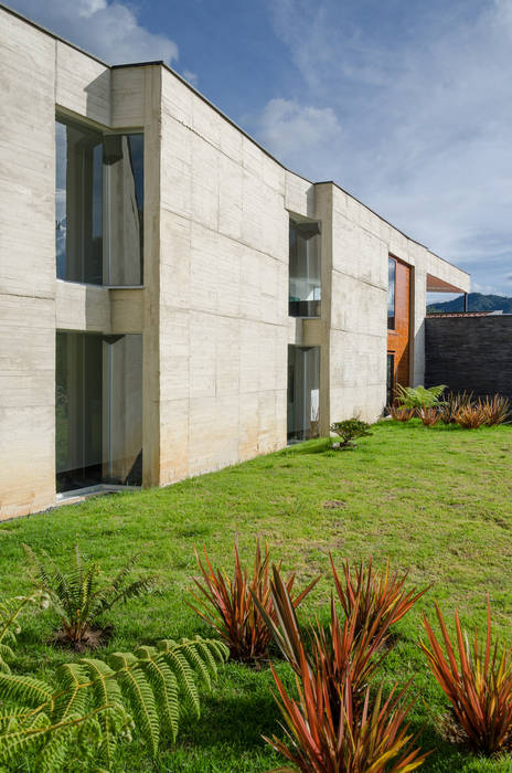 CASA ENTREJARDINES, PLANTA BAJA ESTUDIO DE ARQUITECTURA PLANTA BAJA ESTUDIO DE ARQUITECTURA Tropical style houses