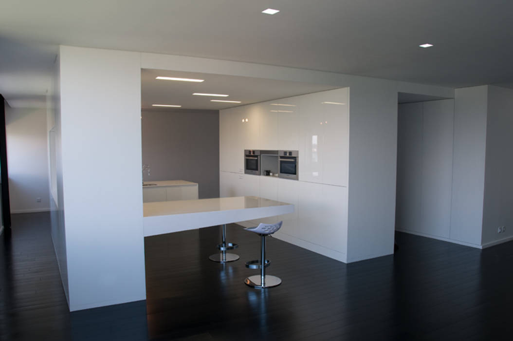cozinha vista da sala de estar feedback-studio arquitectos Cozinhas minimalistas