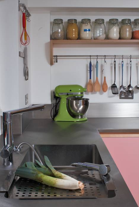 Colour by Numbers homify Cozinhas ecléticas Madeira Acabamento em madeira sustainable kitchens,stainless steel,worktop,kenwood mixer,Farrow and Ball,Nancy's Blushes,exposed oak shelving,hanging utensils,steel splashback