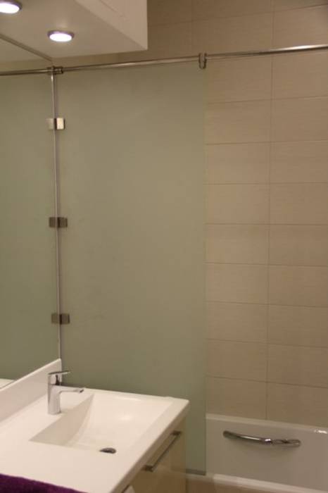 Душевые кабинки и стеклянные перегородки, ReflectArt ReflectArt Classic style bathroom Glass Bathtubs & showers