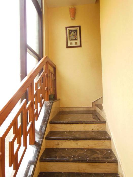 Residence., Rita Mody Joshi & Associates Rita Mody Joshi & Associates Modern corridor, hallway & stairs