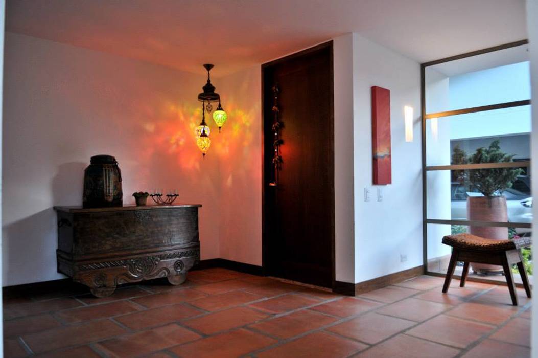 Casa Restrepo Botero, WVARQUITECTOS WVARQUITECTOS Pasillos, vestíbulos y escaleras clásicas